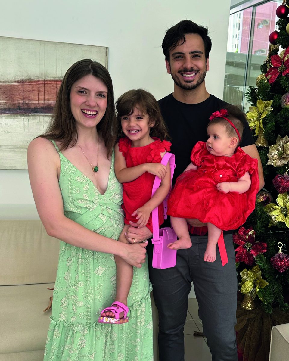 Pr. Renato com a esposa, Larissa, e as filhas, Lara e Rebeca